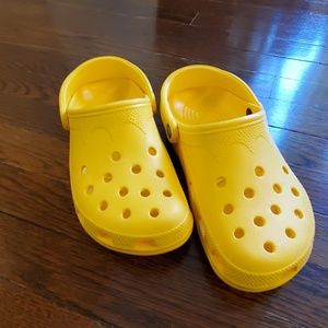 Classic yellow Crocs W6-7
